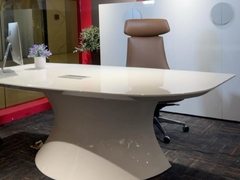 مكتب التنفيذي المصبوغ بشكل مستقبلي